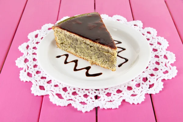 Delicious poppy seed cake on table close-up — Stock Photo, Image