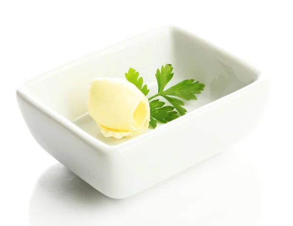 Buttercurl auf Teller, isoliert auf weiß — Stockfoto