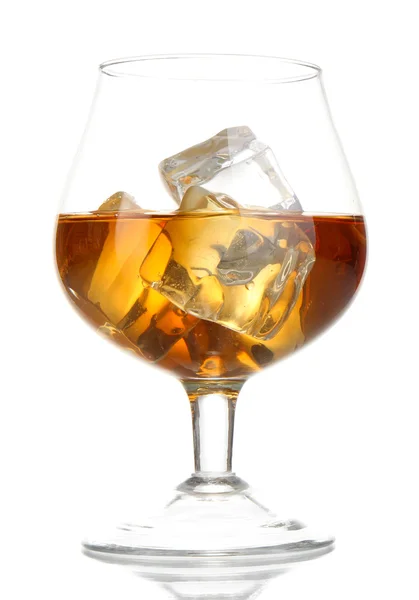 Brandy glas met ijs geïsoleerd op wit — Stockfoto