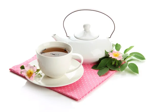 Fincan ve üzerinde beyaz izole hip gül çiçekleri ile bitkisel çay demlik — Stok fotoğraf