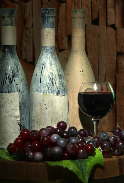 组成与旧瓶的红酒和酒杯在老酒窖，在黑暗的背景上 — 图库照片