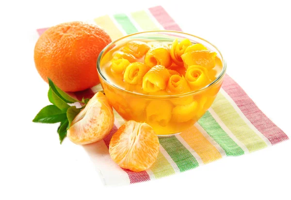 Mermelada de naranja con ralladura y mandarinas, aislada sobre blanco —  Fotos de Stock