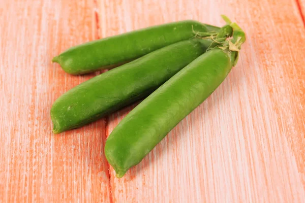 Sweet green peas on wooden background — Stock Photo, Image