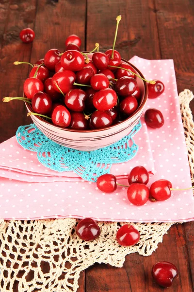 Maturi bacche di ciliegia rosse in boccia su tavolo di legno primo piano — Foto Stock