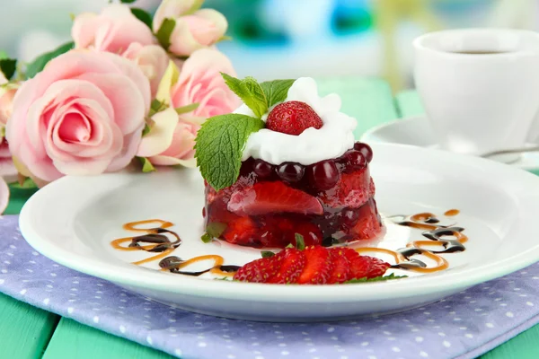 Leckeres Gelee-Dessert mit frischen Beeren, auf hellem Hintergrund — Stockfoto