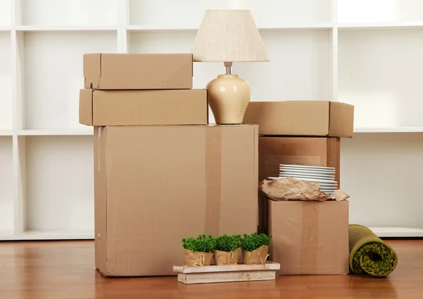 Cajas móviles en habitación vacía — Foto de Stock