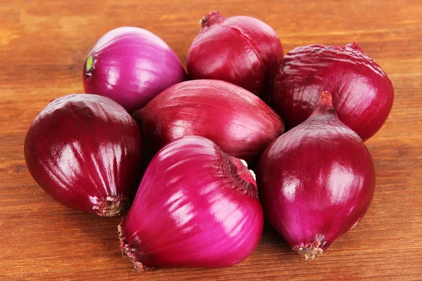 Purple onion on wooden background — Stock Photo, Image