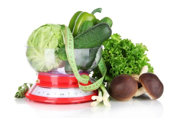 新鲜蔬菜在体重秤上白色隔离 — 图库照片