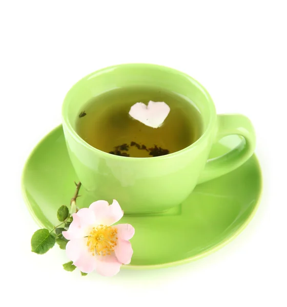 Taza de té de hierbas con flor de rosa de la cadera, aislado en blanco — Foto de Stock