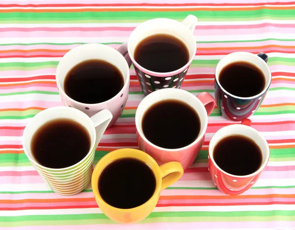 Viele Tassen Kaffee auf gestreifter Serviette — Stockfoto