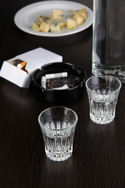 Vodka och mellanmål på tabell närbild — Stockfoto