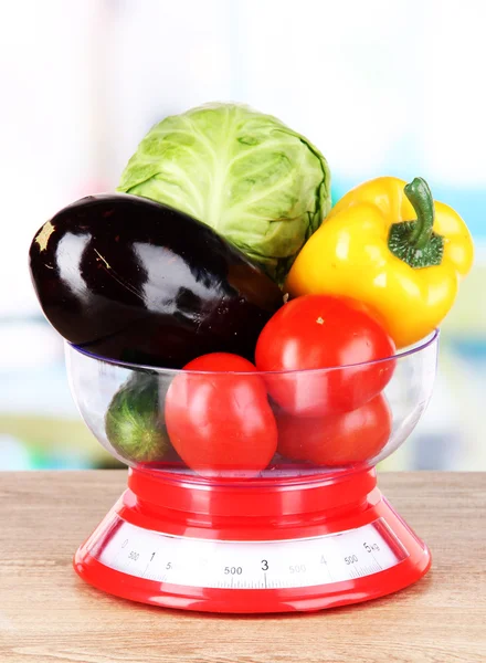 台所のテーブルの上のスケールで新鮮な野菜 — ストック写真