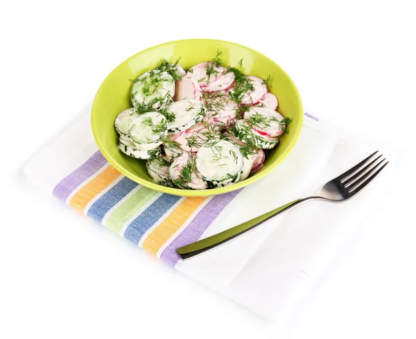 Витаминный овощной салат в пластине изолирован на белом — стоковое фото
