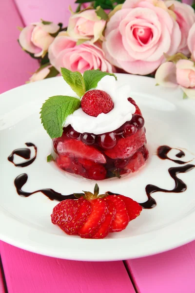 Leckeres Gelee-Dessert mit frischen Beeren, auf farbigem Holzhintergrund — Stockfoto