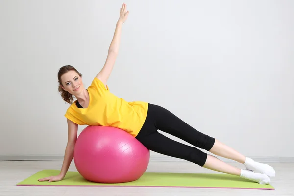 Retrato de hermosos ejercicios de mujer joven con pelota de gimnasio — Foto de Stock