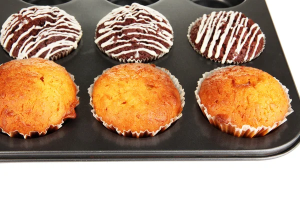 Smakelijke muffin taarten in bakplaat close-up — Stockfoto