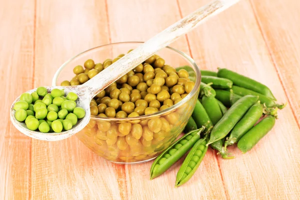 Green peas on wooden background — Stock Photo, Image