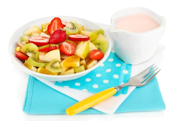 Salada de frutas útil de frutas frescas e bagas em tigela isolada em branco — Fotografia de Stock