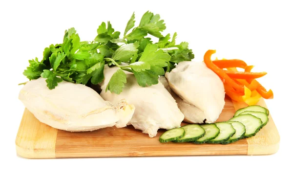 Pechuga de pollo hervida en tabla de cortar de madera con verduras aisladas en blanco —  Fotos de Stock