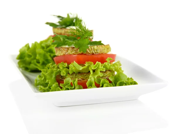 Sabroso tueste de médula y rodajas de tomate con hojas de ensalada, aislado en blanco — Foto de Stock
