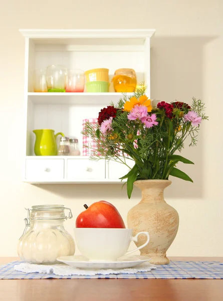 Composición de la cocina en la mesa sobre el fondo del estante —  Fotos de Stock