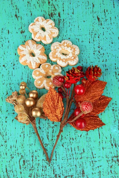 Christmas cookies en decoraties op een houten achtergrond kleur — Stockfoto