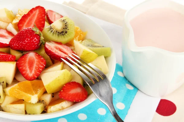 흰색 절연 그릇에 딸기와 신선한 과일의 유용한 과일 샐러드 — 스톡 사진