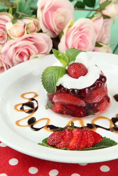 ピンクのバラの背景上の新鮮な果実とおいしいゼリーのデザート — ストック写真