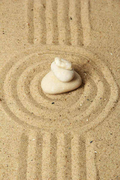 Zen-tuin met raked zand en ronde stenen close-up — Stockfoto
