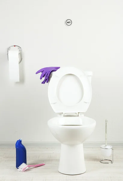 Tigela de toalete branco e garrafa mais limpa em um banheiro — Fotografia de Stock