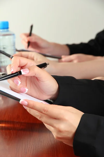 Primo piano delle mani d'affari durante il lavoro di squadra — Foto Stock