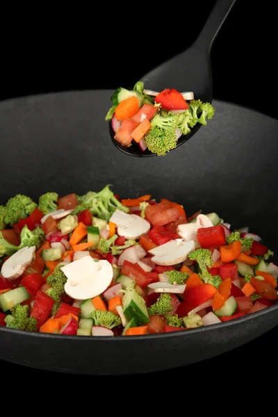 Ragoût de légumes dans le wok, isolé sur noir — Photo