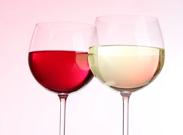 Vasos de vino en tono rosa claro —  Fotos de Stock