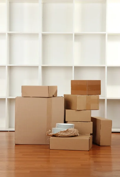 Cajas móviles en habitación vacía — Foto de Stock