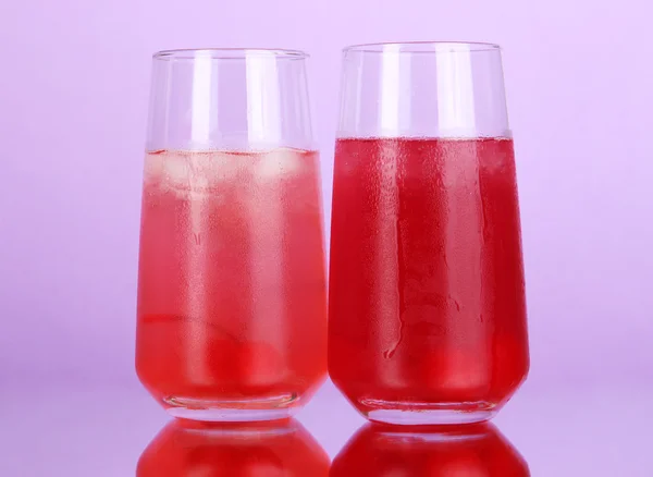 Dos cócteles de cereza con hielo sobre fondo morado — Foto de Stock