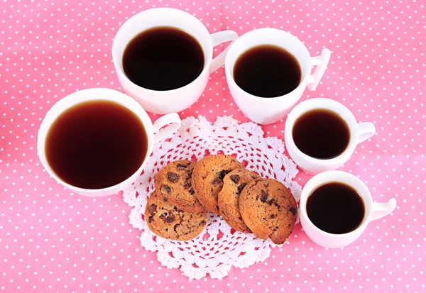 Tassen Kaffee mit Keksen auf rosa Serviette — Stockfoto