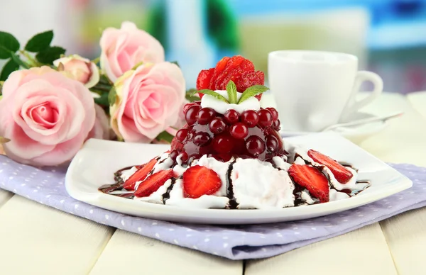 Gustoso dessert alla gelatina con bacche fresche, su sfondo brillante — Foto Stock