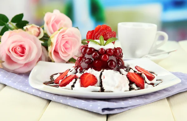 Dessert de gelée savoureux avec des baies fraîches, sur fond lumineux — Photo