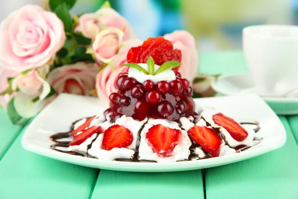 밝은 배경에서 신선한 딸기와 맛 있는 젤리 디저트 — 스톡 사진
