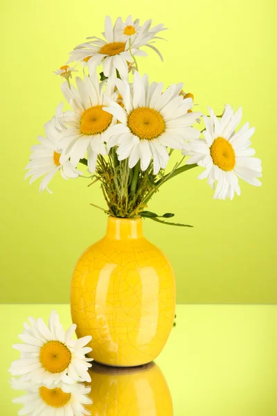 Beautiful bouquet chamomiles in vase on color background — Stock Photo, Image