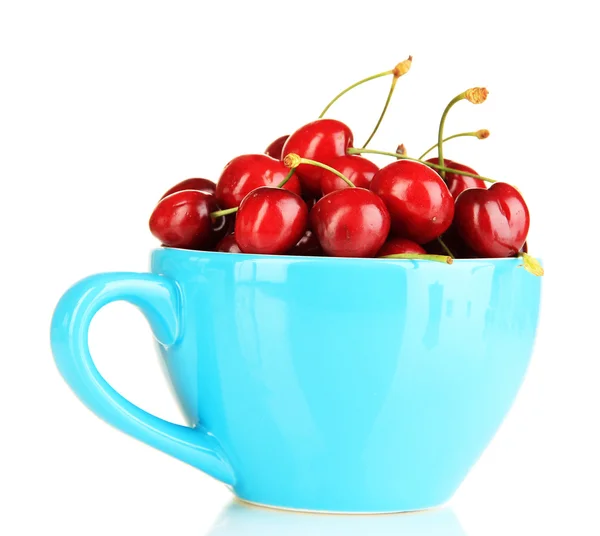 Reife rote Kirschbeeren in Tasse isoliert auf weiß — Stockfoto