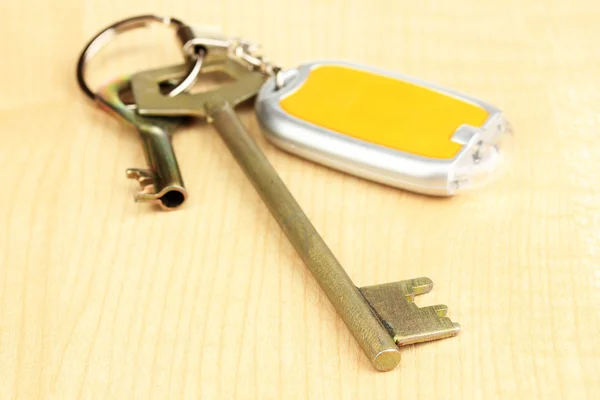 House keys and keychain on wooden background — Stock Photo, Image