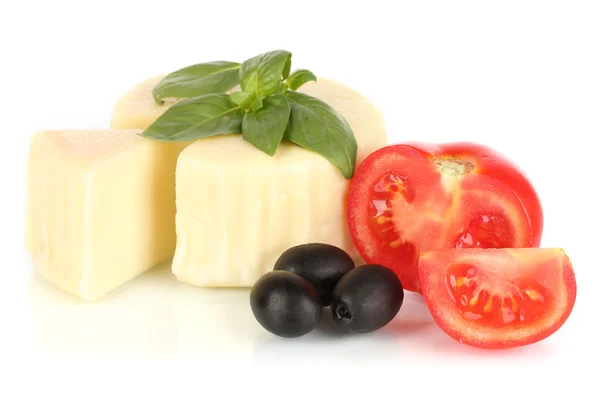 Mozzarella di formaggio, basilico e verdure isolate su bianco — Foto Stock