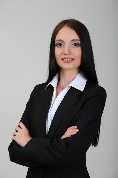 Joven mujer de negocios, sobre fondo gris — Foto de Stock