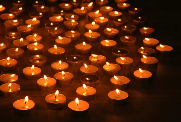 Зажигание свечей на тёмном фоне — стоковое фото