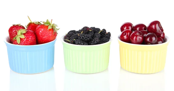 Mûrs mûrs mûrs aux cerises et fraises dans des bols isolés sur blanc — Photo