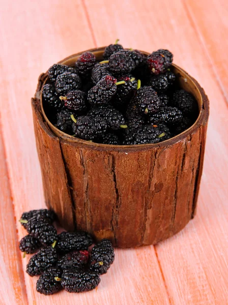 Moras maduras en tazón sobre fondo de madera —  Fotos de Stock