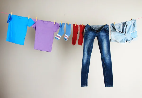 Línea de lavandería con ropa sobre fondo de pared — Foto de Stock