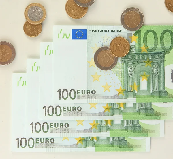 Banknoty euro i eurocentów na białym tle — Zdjęcie stockowe