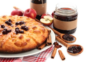 lezzetli ev yapımı pasta, elma ve reçel, üzerinde beyaz izole